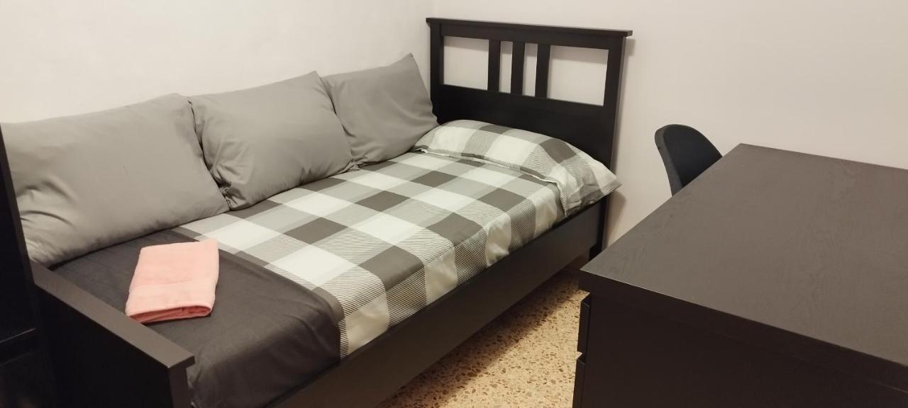 Apartamento entero con terraza en el centro de Rubí Exterior foto